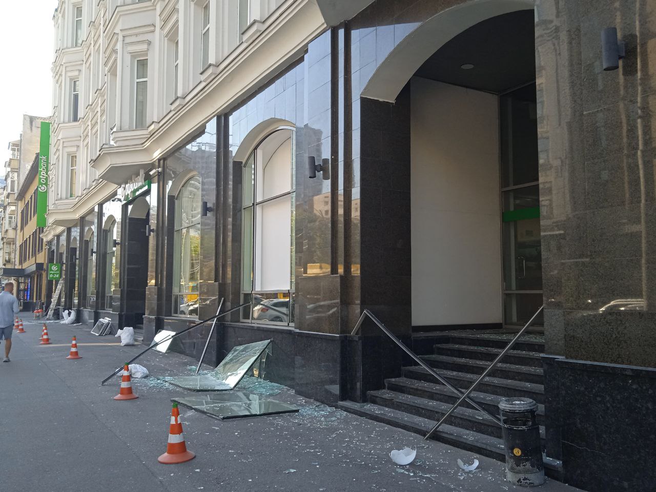 Через ворожу атаку постраждали Головний офіс ОТП Банк, відділення Жилянське та Європейське